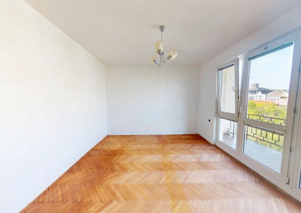Svetlý 3-izbový byt s potenciálom a výhľadom na hrad