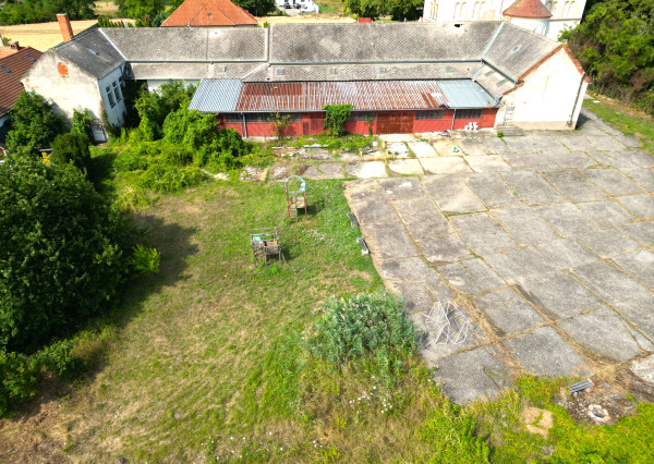 Areál v centre obce Jelka  – 5287 m²