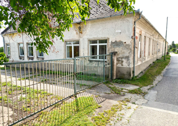 Areál v centre obce Jelka  – 5287 m²