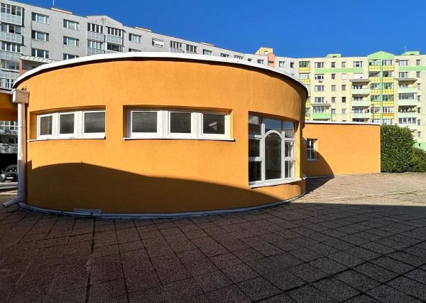 PREDAJ obchodného priestoru na komerčné využitie v Karlovej Vsi.