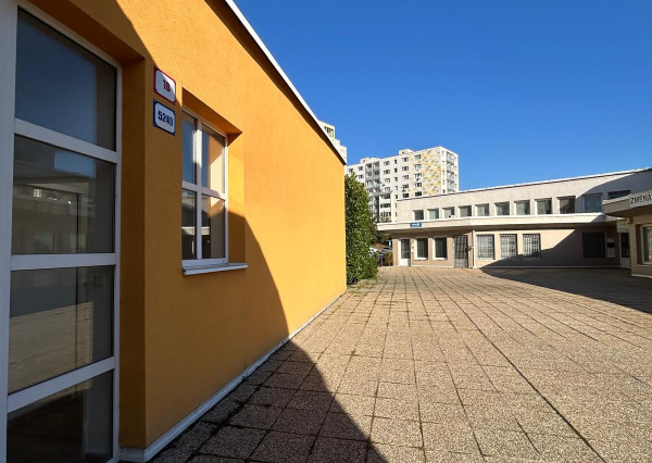 PREDAJ obchodného priestoru na komerčné využitie v Karlovej Vsi.