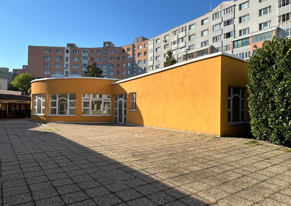 PREDAJ obchodného priestoru na komerčné využitie v Karlovej Vsi.