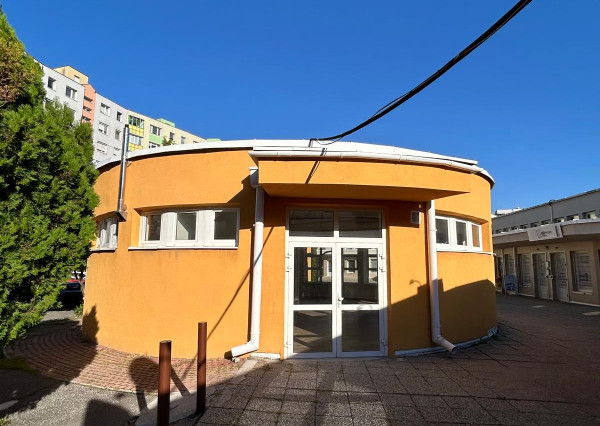 PREDAJ obchodného priestoru na komerčné využitie v Karlovej Vsi.