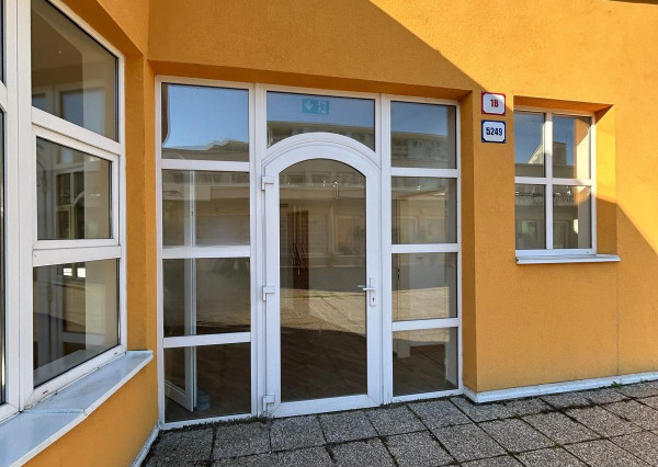 PREDAJ obchodného priestoru na komerčné využitie v Karlovej Vsi.
