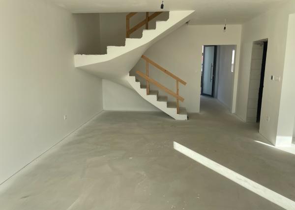 NA PREDAJ MODERNÝ 4-IZBOVÝ VILADOM S GARÁŽOU | NOVÁ SOTINA, SENICA