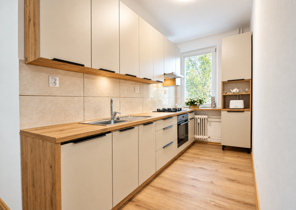 🏡 NA PRENÁJOM | KRÁSNY, KOMPLETNE ZREKONŠTRUOVANÝ 2-IZBOVÝ BYT S BALKÓNOM – NOVÉ MESTO NAD VÁHOM