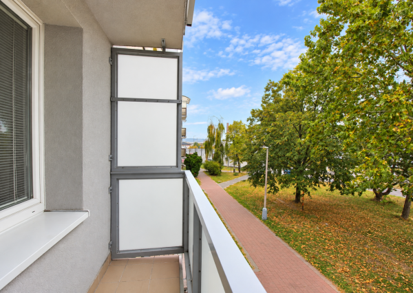 🏡 NA PRENÁJOM | KRÁSNY, KOMPLETNE ZREKONŠTRUOVANÝ 2-IZBOVÝ BYT S BALKÓNOM – NOVÉ MESTO NAD VÁHOM