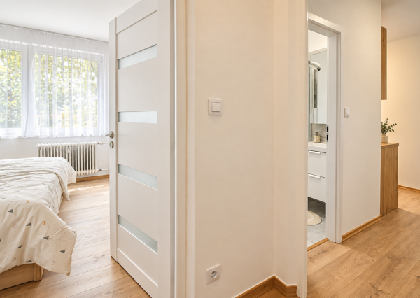 🏡 NA PRENÁJOM | KRÁSNY, KOMPLETNE ZREKONŠTRUOVANÝ 2-IZBOVÝ BYT S BALKÓNOM – NOVÉ MESTO NAD VÁHOM