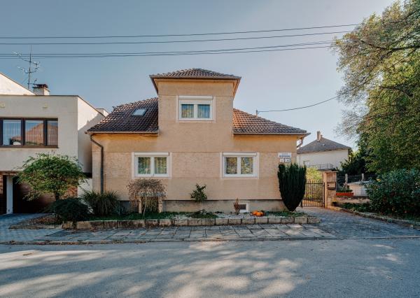 Priestranný 6-izbový rodinný dom – Nešporova ulica, Skalica.